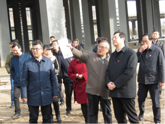 省委常委、西寧市委書記王曉在青海省物產(chǎn)集團總公司黨委書記、總經(jīng)理王玉輝陪同下，深入青海物產(chǎn)朝陽物流園區(qū)。