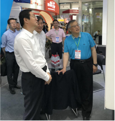 省委常委、西寧市委書記王曉蒞臨第十九屆青洽會青海物產(chǎn)展位參觀